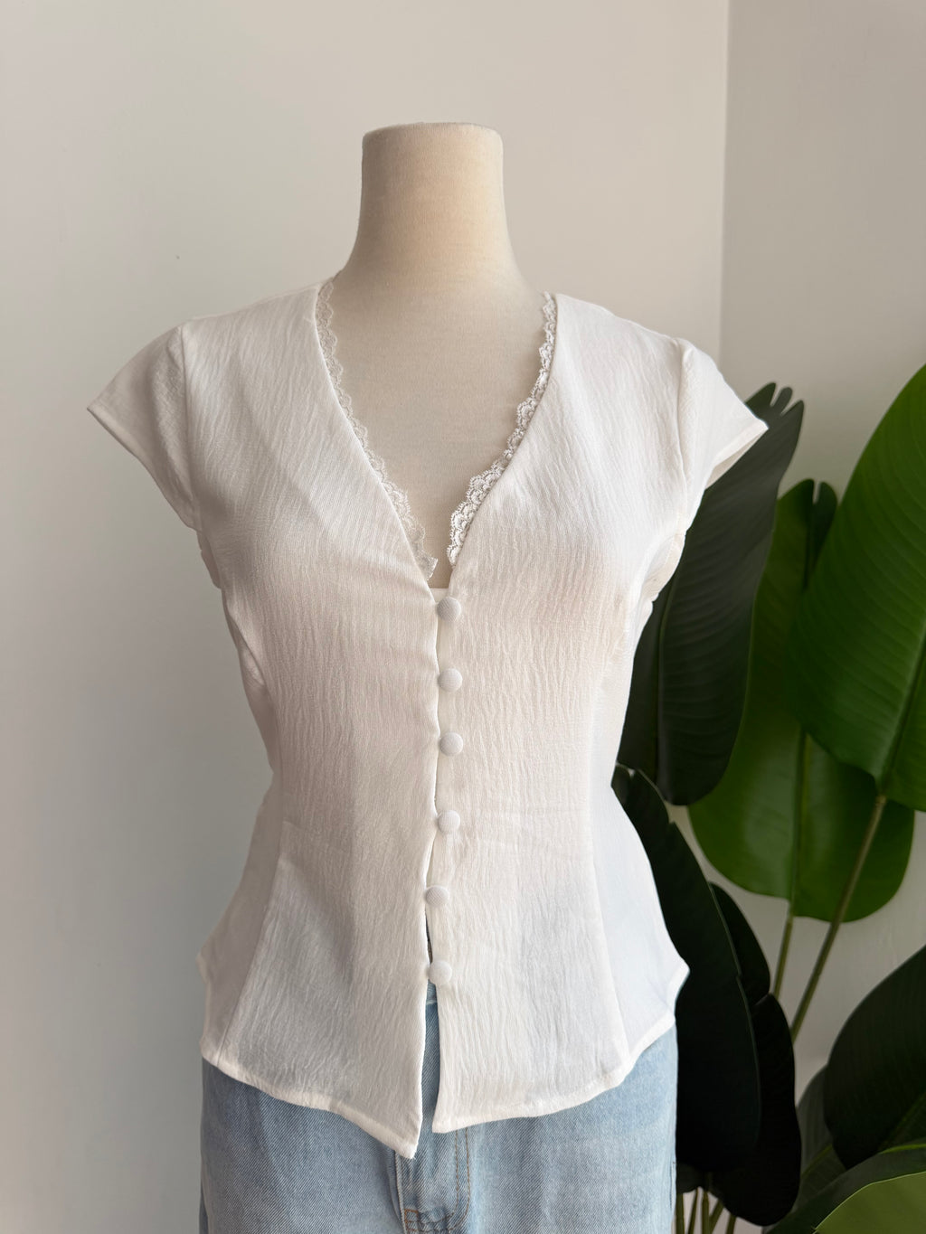 Blusa blanca con encaje