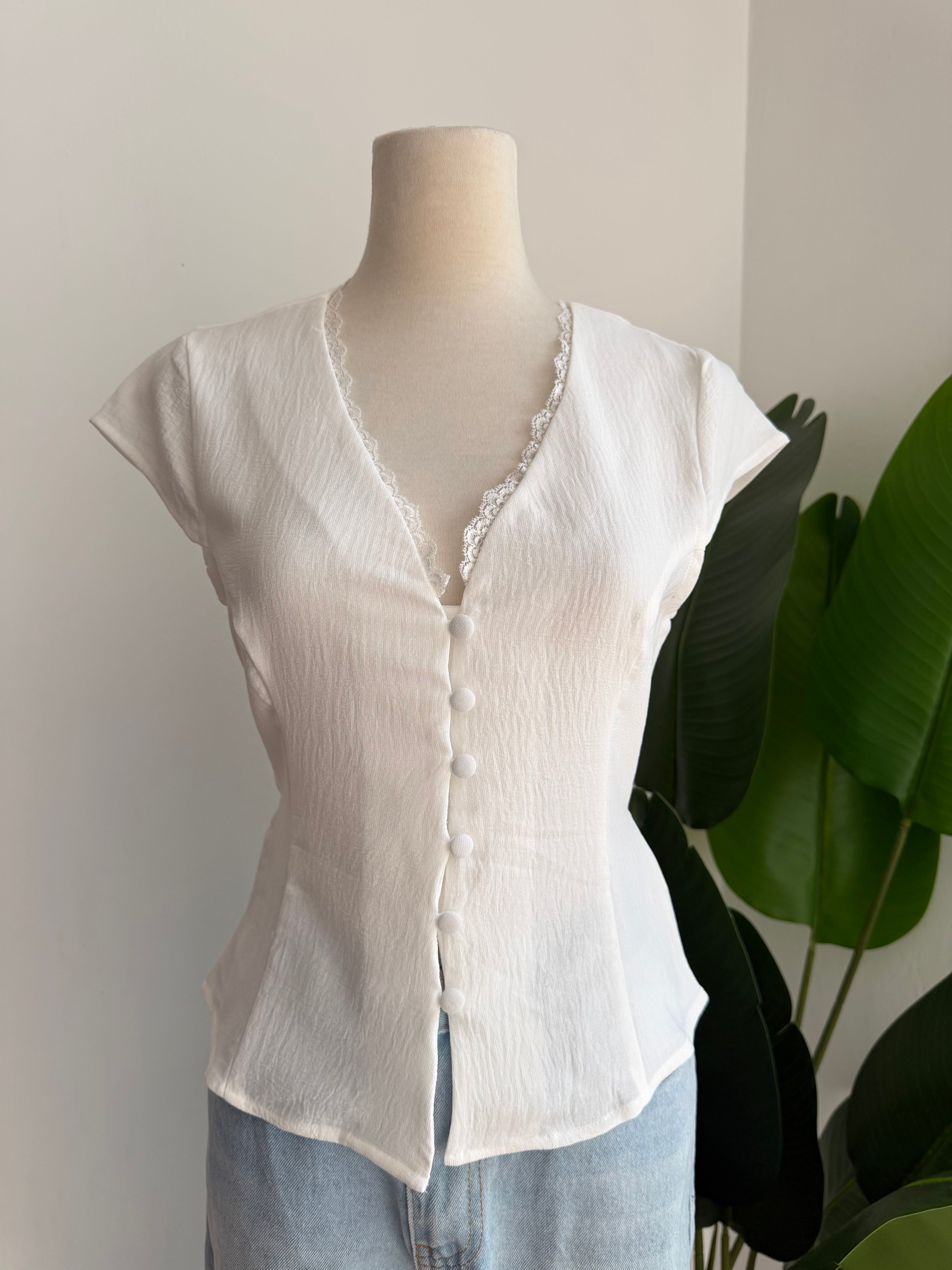 Blusa blanca con encaje