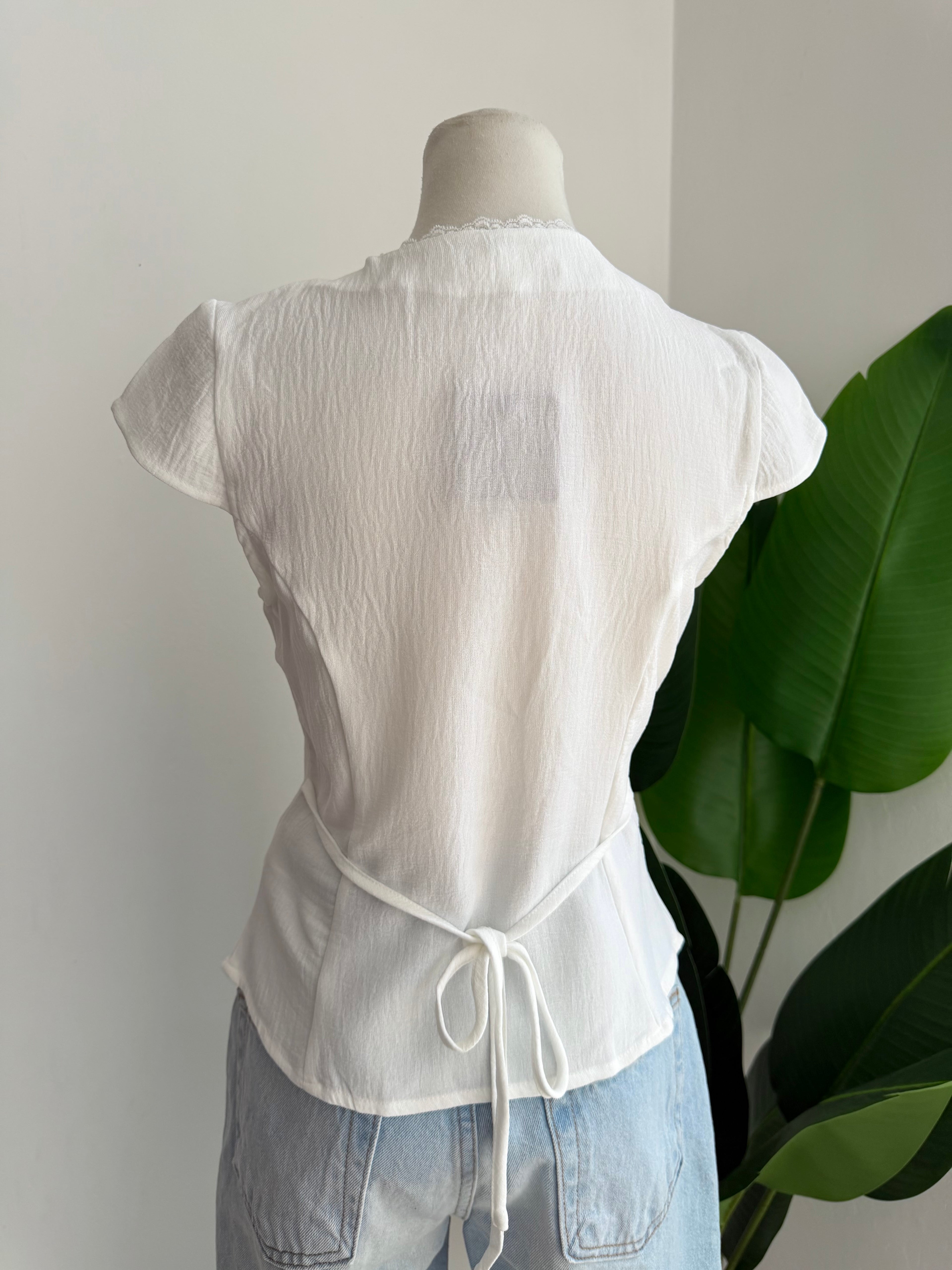 Blusa blanca con encaje